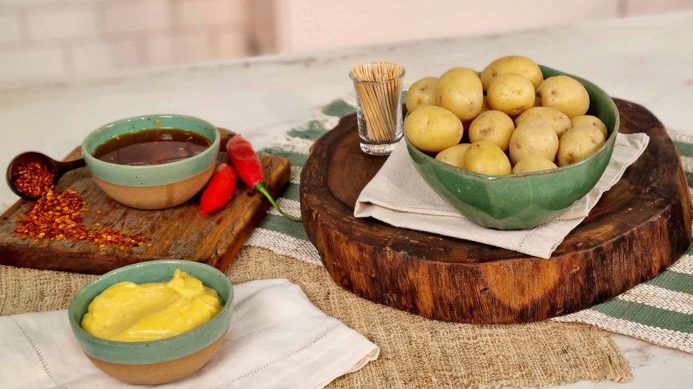 Batata bolinha com dois molhos do Juliano Cazarré