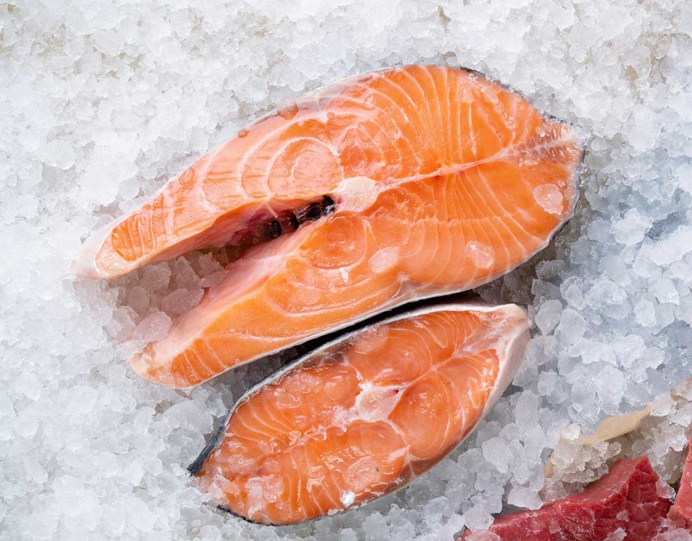 Salmão é alimento rico em ômega 3 e contém nutrientes que protegem a pele contra os danos causados pelos radicais livres — Foto: Reprodução/Unsplash