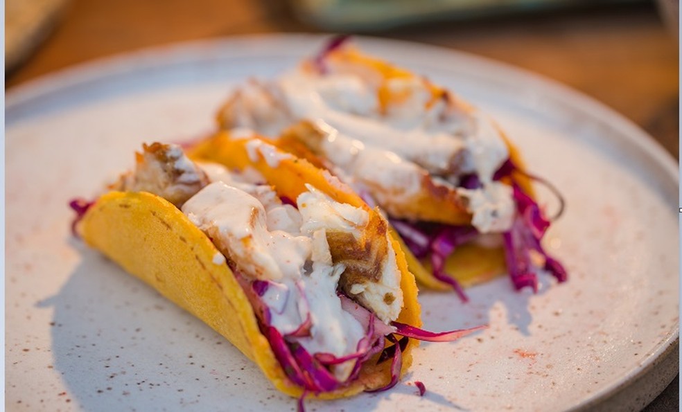Tacos de peixe com molho sour cream