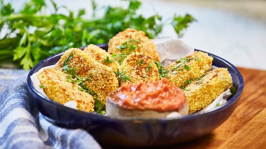 Empanados de frango caseiro, crocantes e prontos para servir.