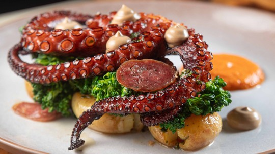 Polvo grelhado na manteiga de chimichurri