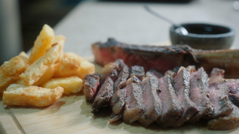 Churrasco com macaxeira e bordelaise de açaí