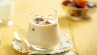 Leite com gelo de café