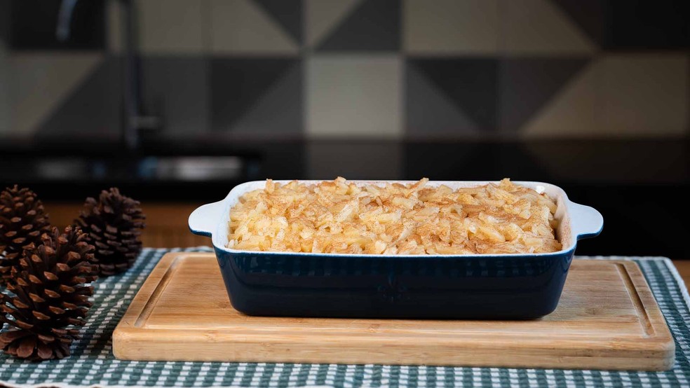 Bolo gelado de abacaxi na travessa simples de fazer — Foto: Receitas