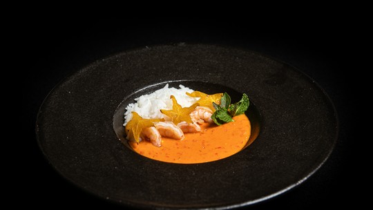 Camarão ao curry vermelho com picles de carambola e arroz jasmim da chef Ana Carolina Garcia