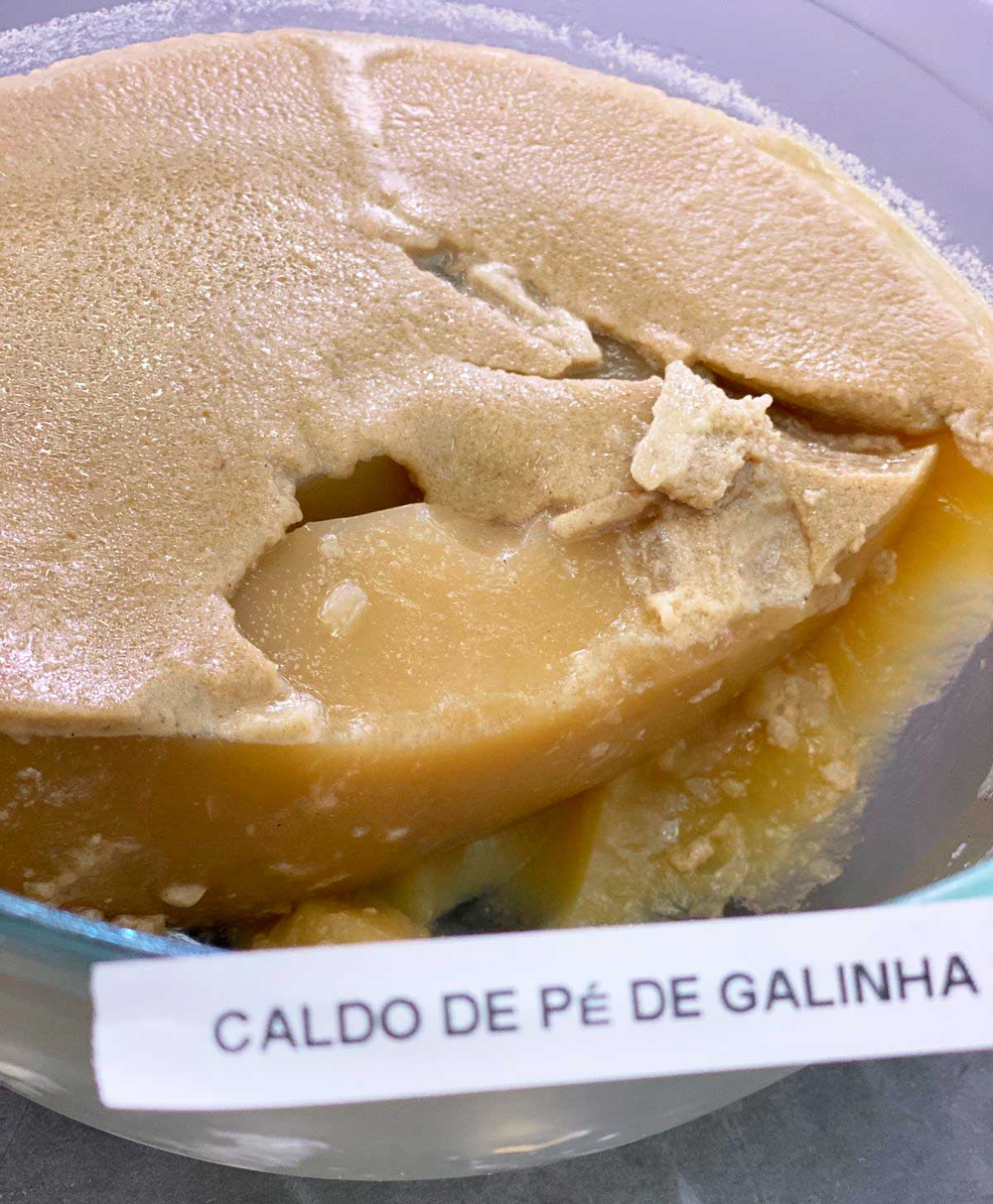 Caldo de pé de galinha