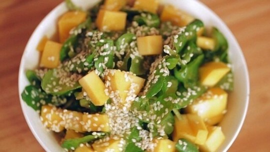 Salada de Agrião com Manga, uma das 15 receitas leves e refrescantes para dias quentes.