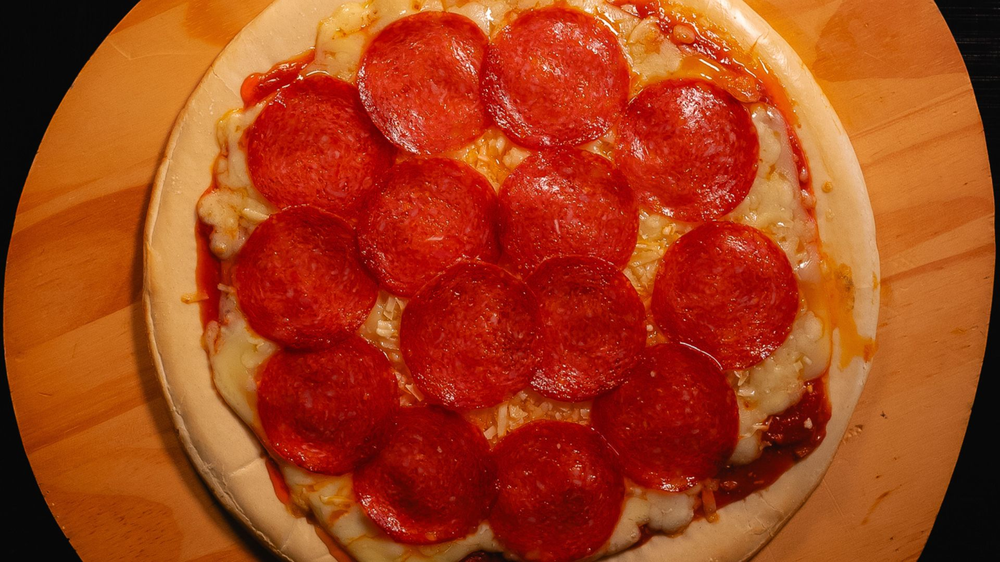 Pizza caseira de calabresa para você preparar