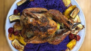 Peru de Natal com purê de batata-roxa e frutas ao forno