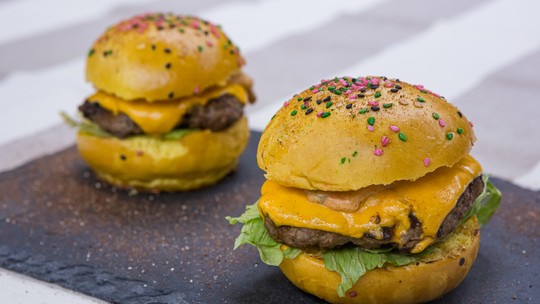 Mini-hambúrgueres com alface e queijo, coloridos e convidativos.
