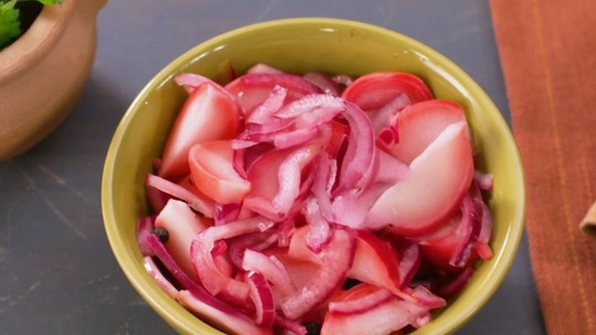 Picles de rabanete com cebola roxa em um frasco