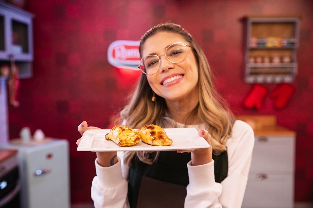 Aprenda a fazer enroladinho de salsicha com massa de pastel Romanha