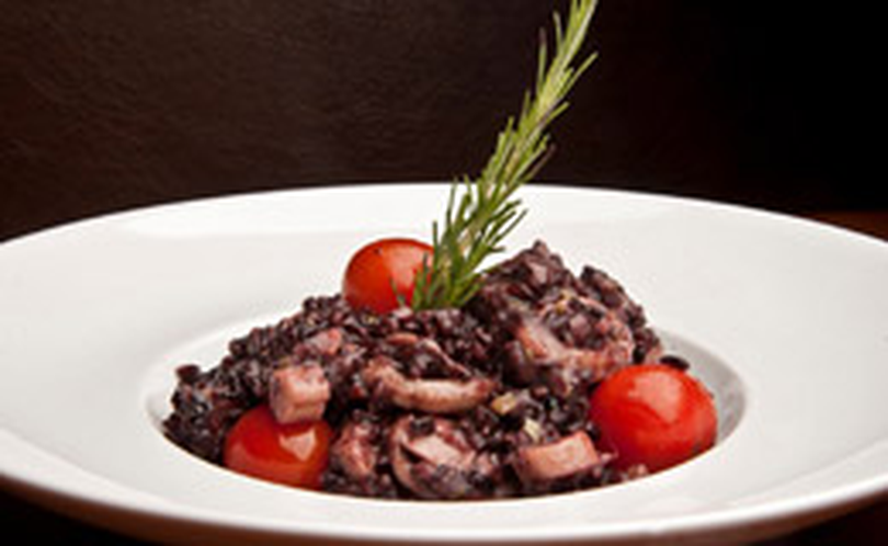 Risoto de arroz negro com polvo na cerveja e lula | Receitas