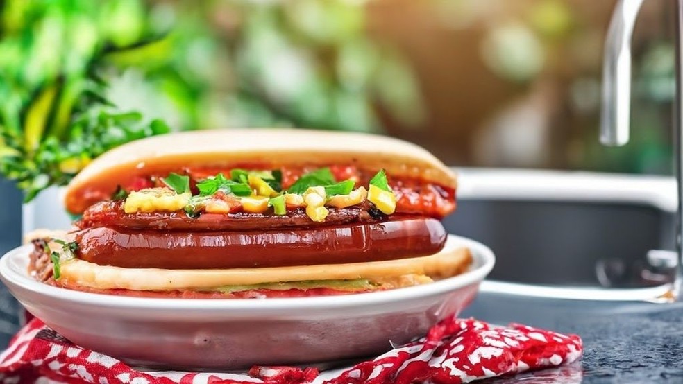 Cachorro-quente estilo brasileiro, com mostarda, ketchup e palha