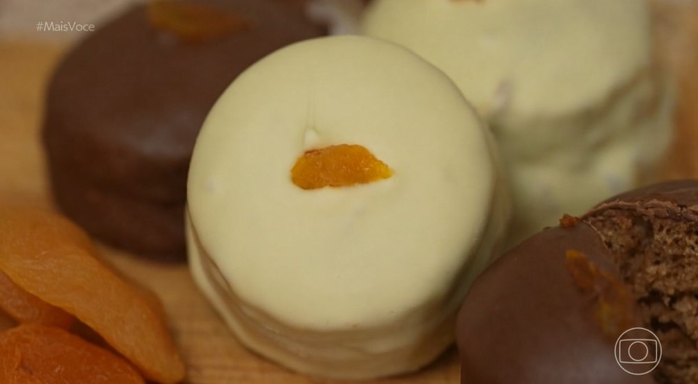 Pão de mel com geleia de damasco