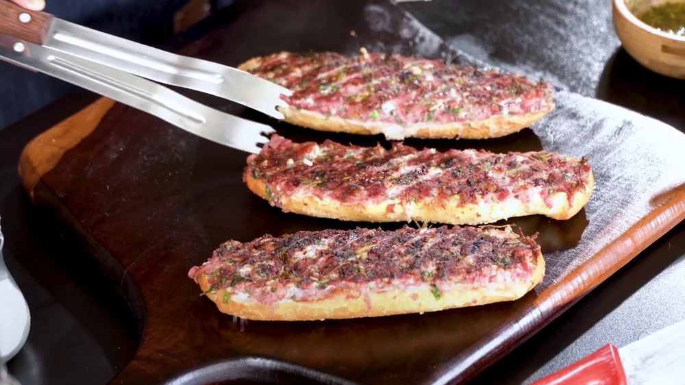 Sanduíche de linguiça com maionese de alho e 'cebolete'