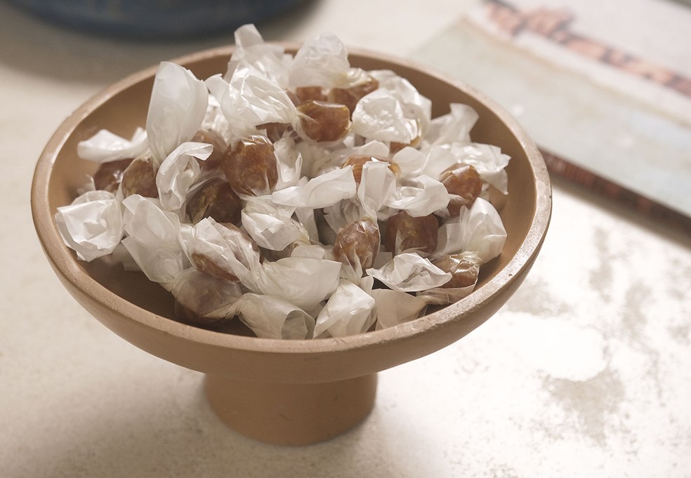 Bala de gengibre fresca em um bowl, mostrando a textura e a cor vibrante