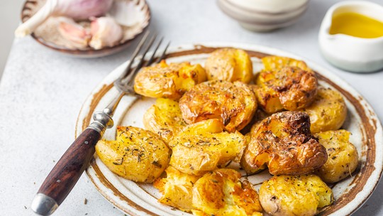 Batata ao murro na grelha perfeita para o almoço de domingo