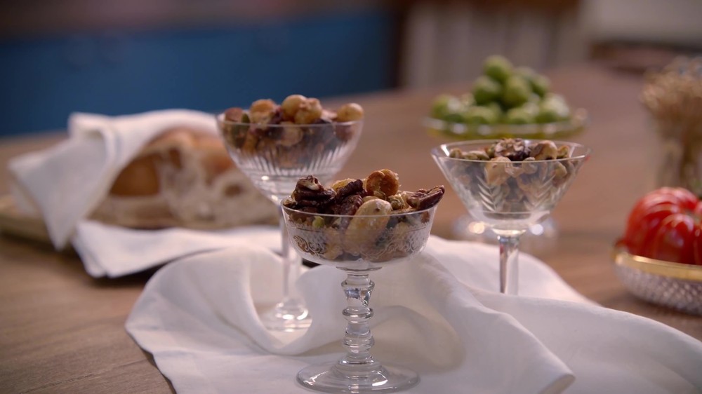 Tábua de aperitivos com azeitonas, queijo e castanhas apimentadas