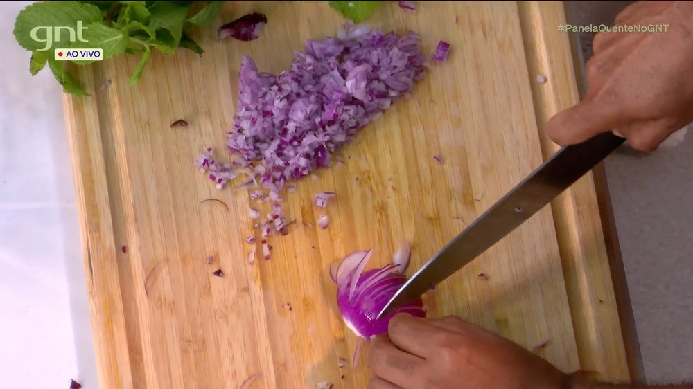 Como cortar cebola sem chorar: Chef João Diamante dá dica certeira
