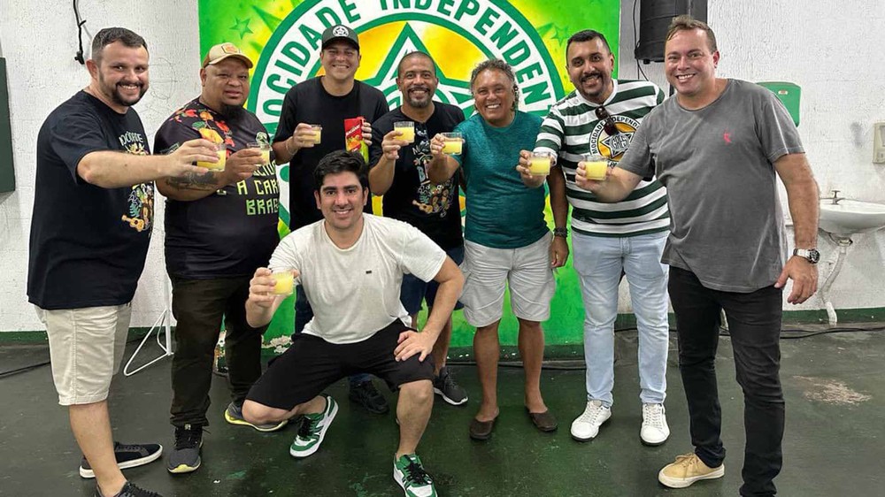 Paulinho Mocidade comemora samba-enredo viral sobre caju: 'Explodiu'