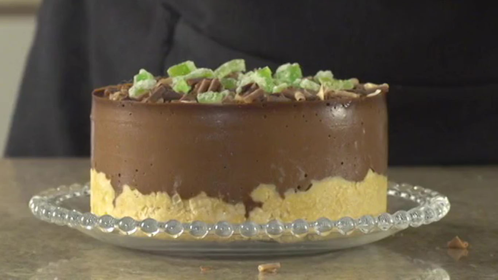 Mousse de chocolate com farofa de limão