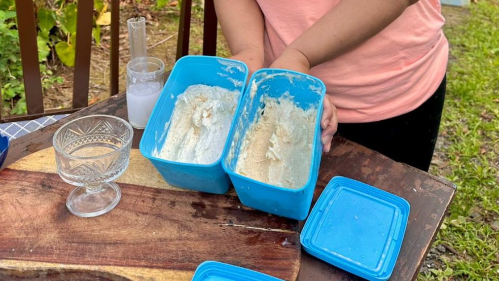 Aprenda a fazer um delicioso sorvete de aipim com coco, uma sobremesa cremosa e refrescante, perfeita para os dias quentes. Surpreenda-se com essa receita!