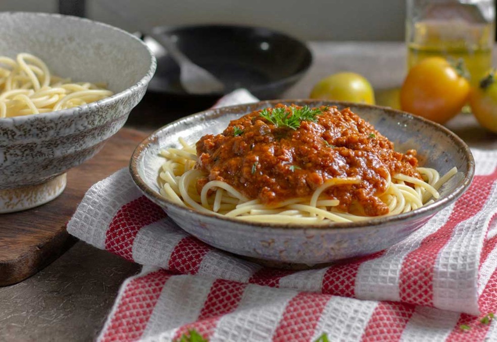 Macarrão à bolonhesa combina proteína da carne com os vegetais do tomate. É uma opção boa para consumir macarrão sem sair da dieta — Foto: Reprodução/Unsplash