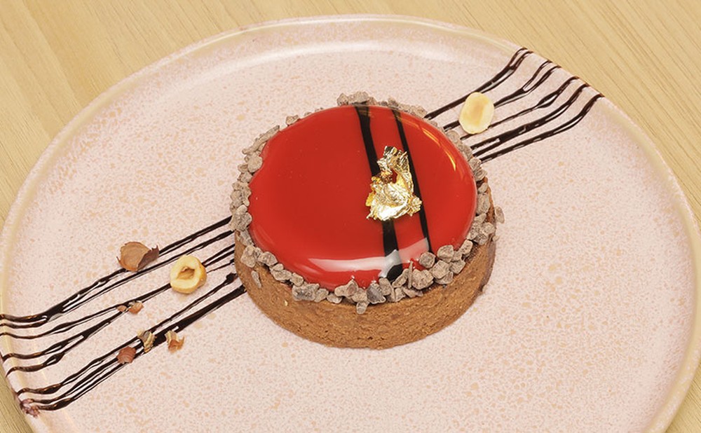 Tartelete de caramelo, pralinê de avelã e ganache de chocolate