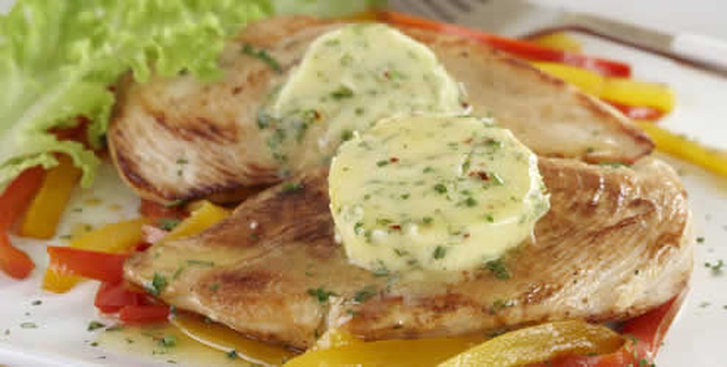 Filé de frango grelhado com manteiga aromatizada | Receitas