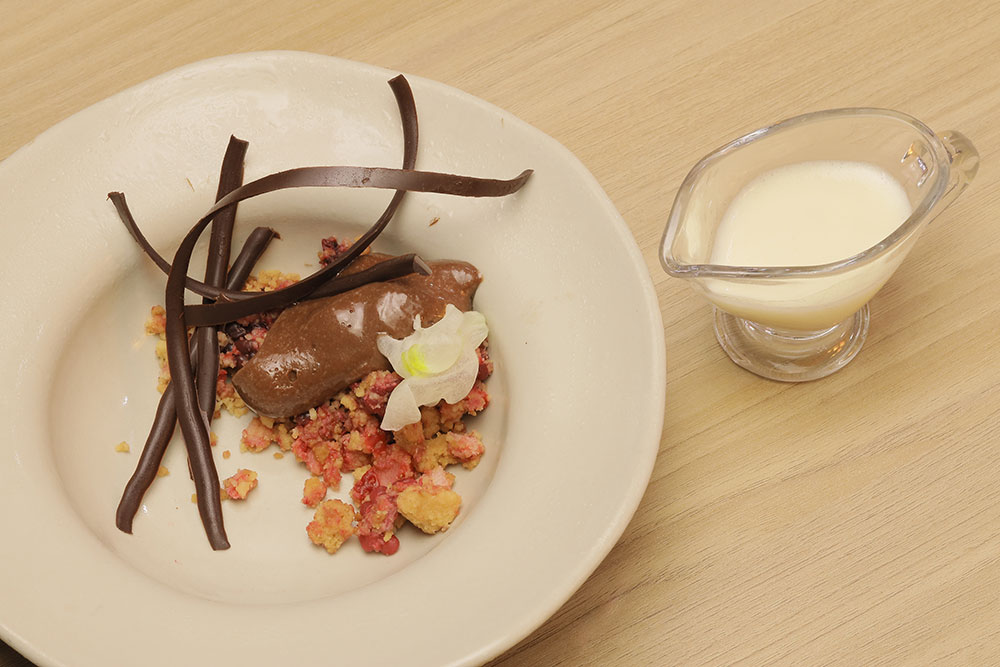 Mousse de chocolate com crumble de frutas vermelhas