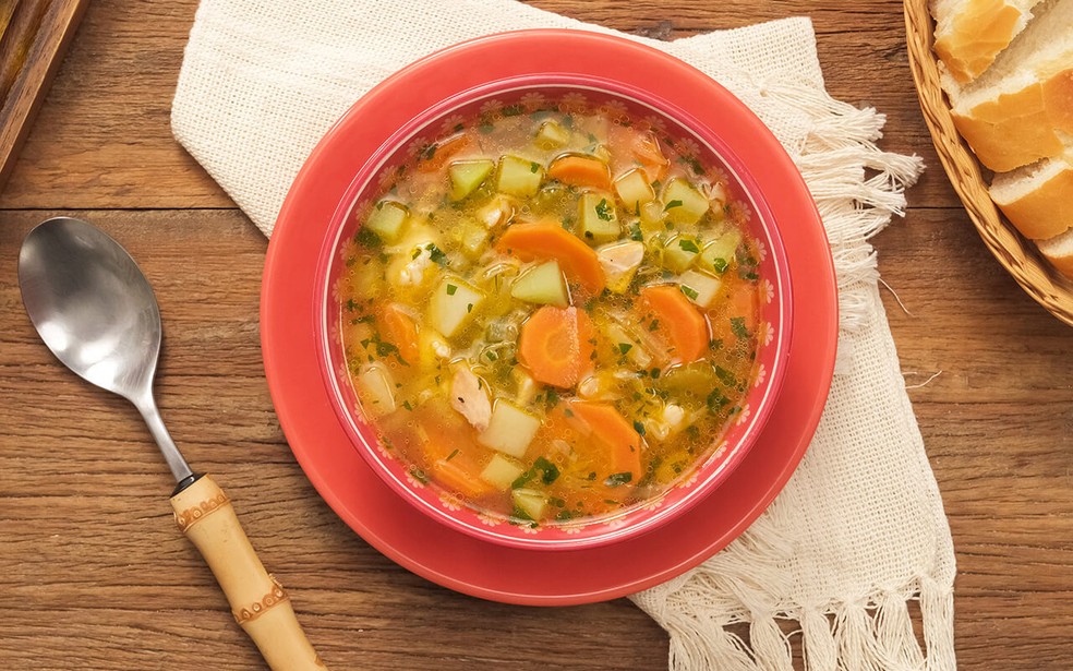 Um sopa de legumes com frango é uma boa opção para comer quando se tem gastroenterite — Foto: Receitas