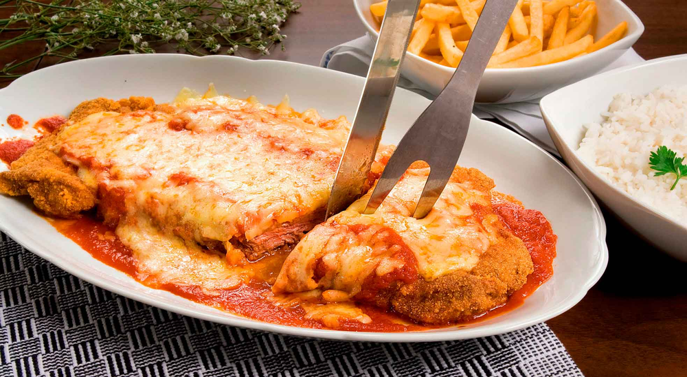 Bife à parmegiana é adaptação brasileira de prato italiano: saiba mais sobre a origem