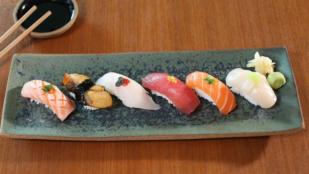 Nigiris de vários sabores, prontos para servir