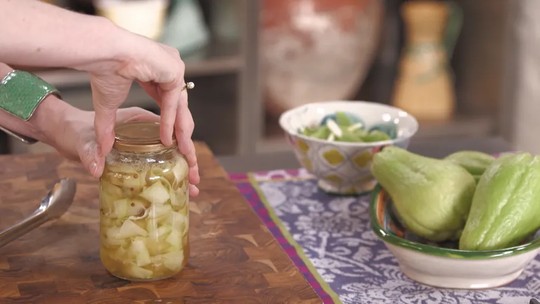 Picles de chuchu com especiarias em um pote de vidro