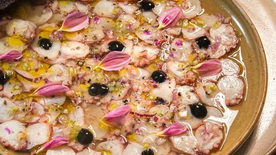 Carpaccio de polvo marinado no tucupi