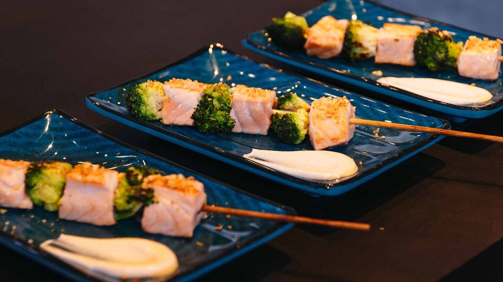 Robata de salmão com brócolis