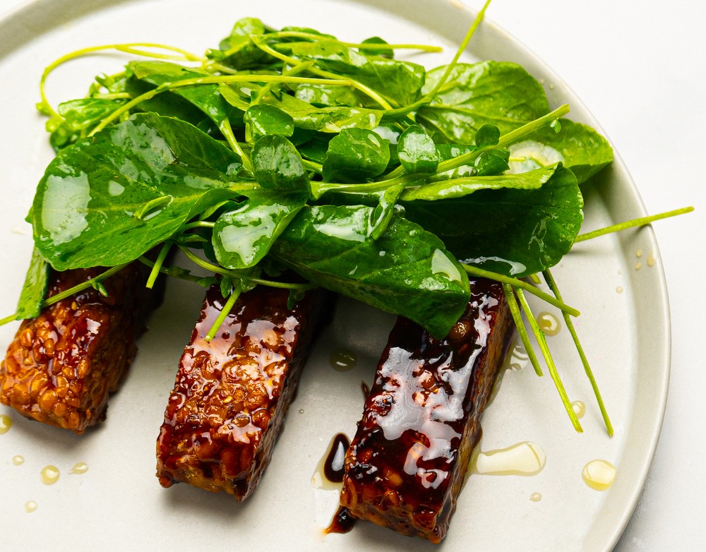 Tempeh caramelizado da Carol Dini