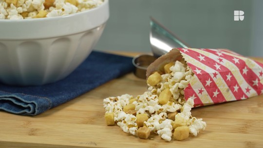 Pipoca com queijo frito em uma tigela grande.