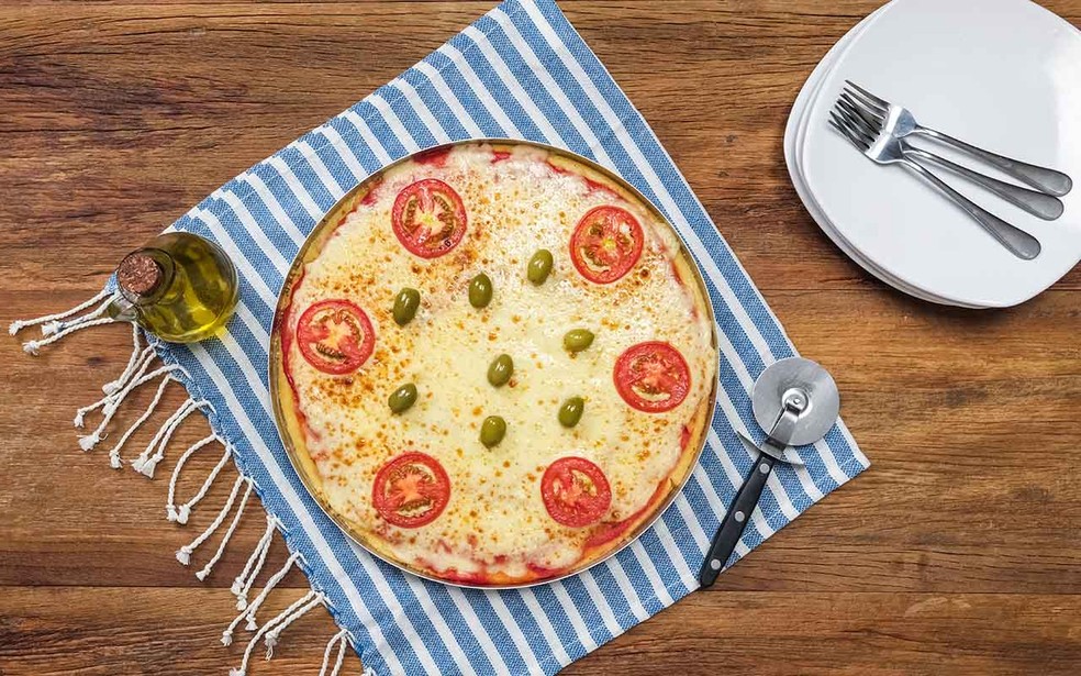 Pizza de liquidificador - massa assando