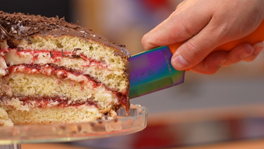 Bolo de quatro leites com geleia de morango
