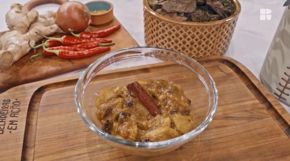 Chutney de manga e maçã fresco e colorido em um pote de vidro, pronto para servir