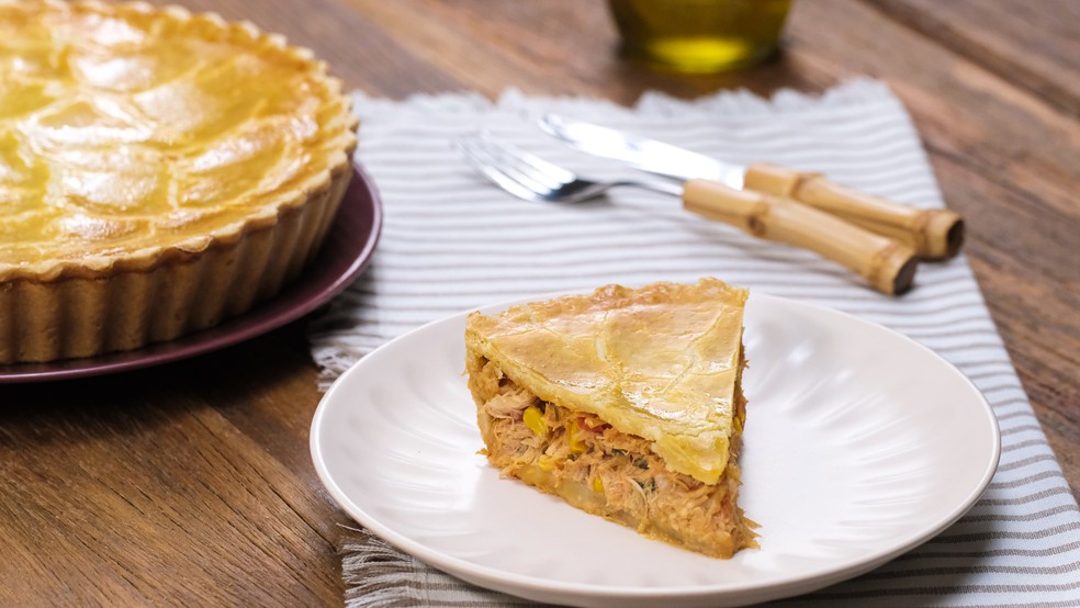 Empadão de frango pronto para ser servido