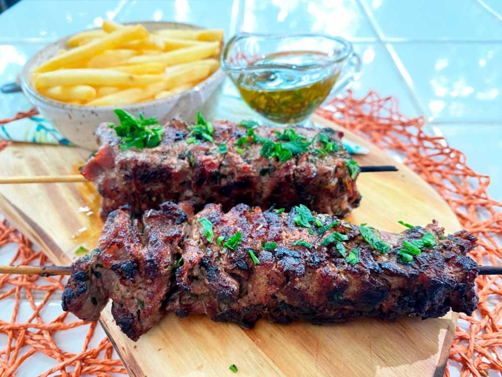 Espetinho com molho chimichurri do Thiago Oliveira