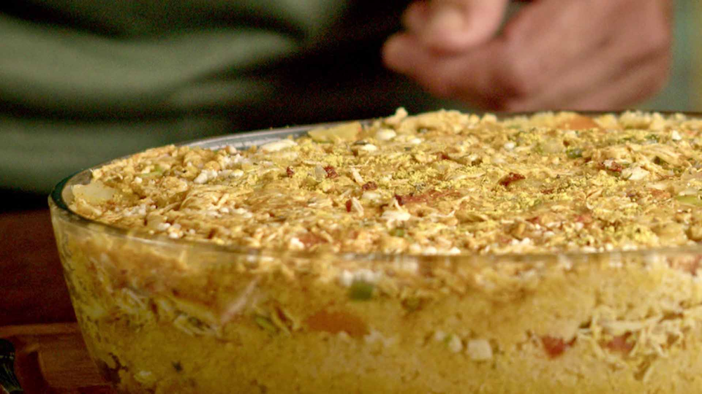 Chef ensina receita do prato '40 com galinha', que serve mais de mil pessoas no São João de Caruaru