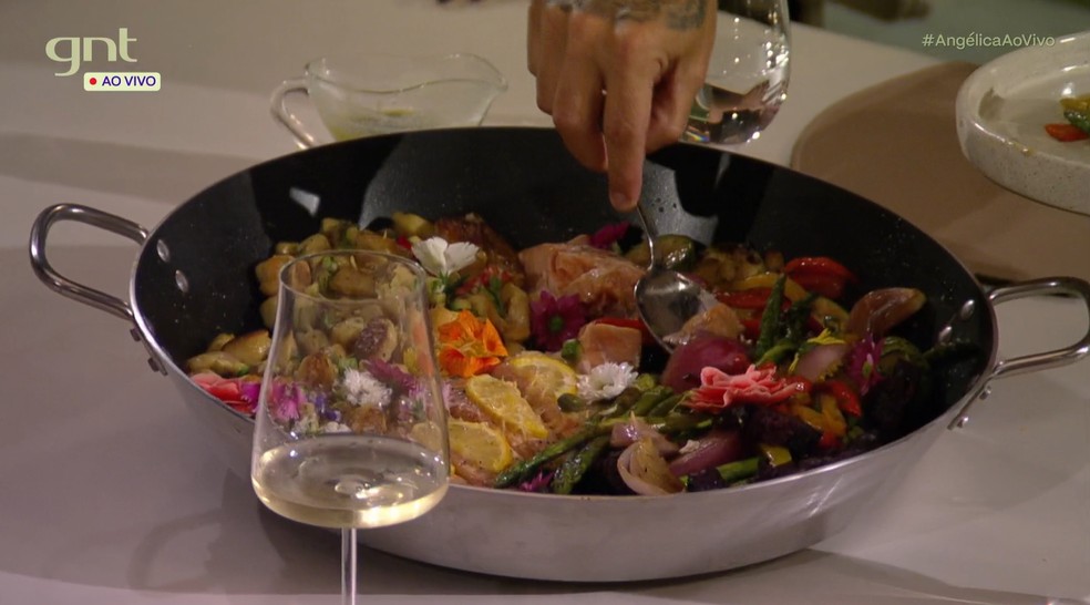 Nhoque de batata com salmão ao molho de alcaparras e parrilhada de vegetais