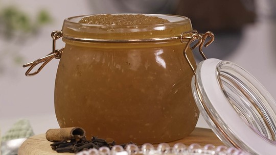 Uma tigela de geleia de abacaxi dourada, com pedacinhos da fruta