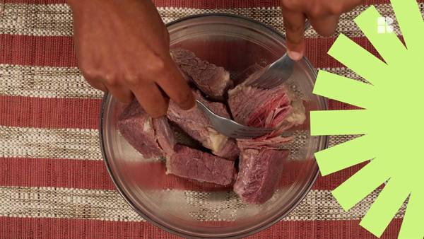 Depois de ficar na pressão, a carne-seca deve ser desfiada com um garfo — Foto: Receitas