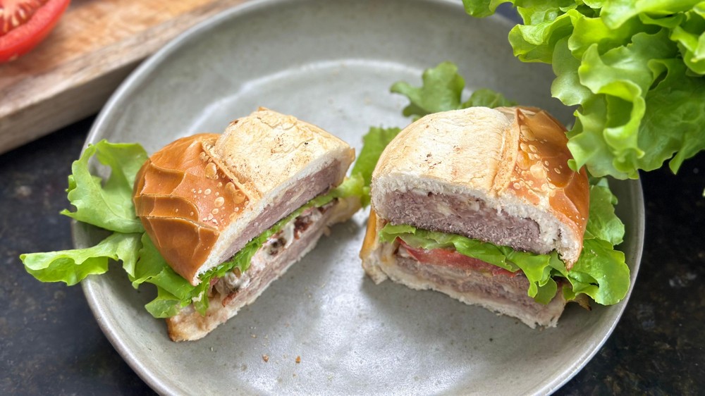 Lanche rápido de carne com queijo do Beto Almeida