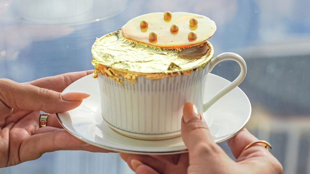 Café da manhã nas alturas em Dubai custa R$ 615 por pessoa e serve café coberto por ouro